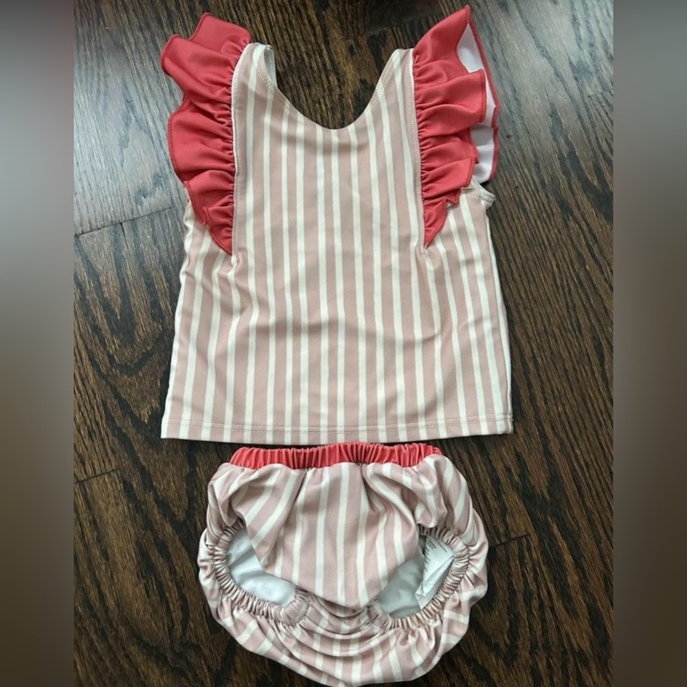 Pehr 2-piece bikini with ruffled detail & sun hat 
Size 6-12 months***